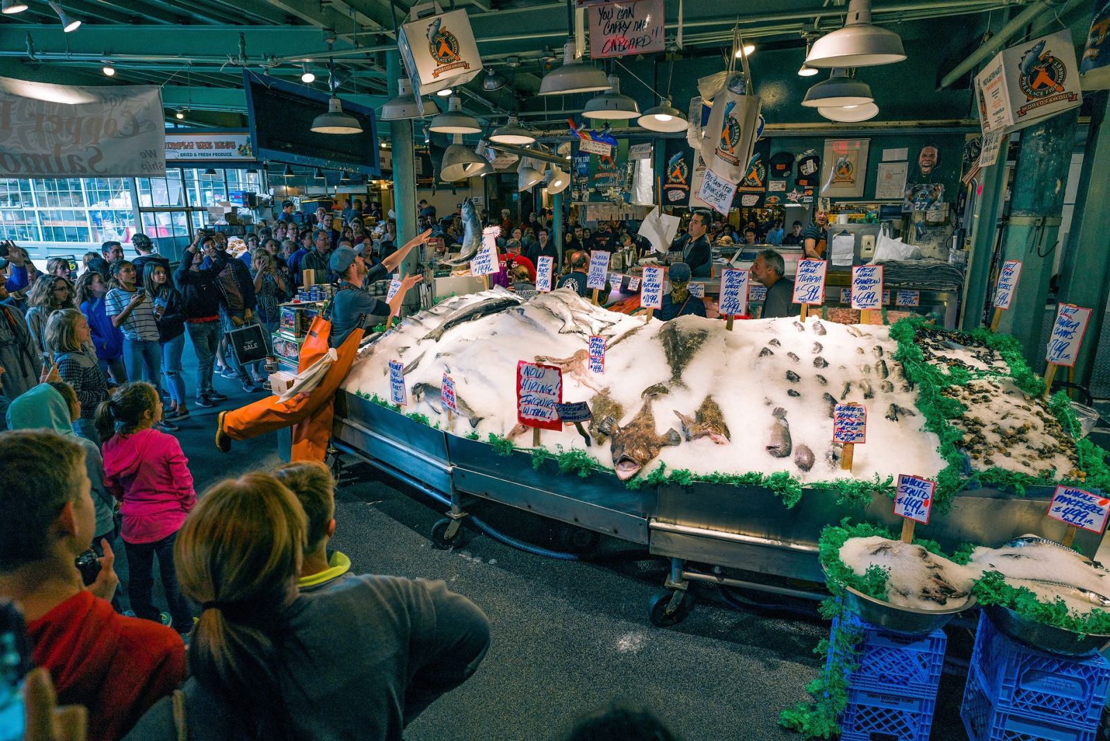 Verkaufsszene auf einem Fischmarkt mit Kunden vor dem Stand